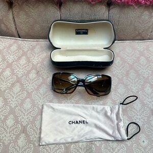 CHANEL sunglasses 🕶️